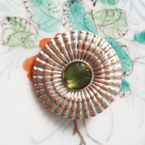 Retro broche i bronze mad grn sten