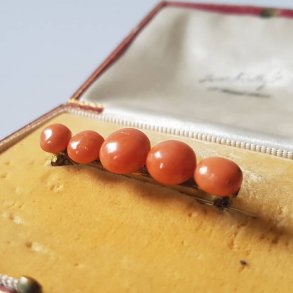 Art Deco broche med koral