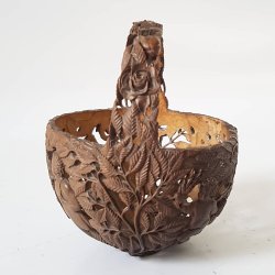 Unik kurv udskret i kokosnd fra kolonial tid