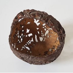 Unik kurv udskret i kokosnd fra kolonial tid