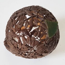 Unik kurv udskret i kokosnd fra kolonial tid