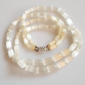 Vintage halssmykke i hvid kvarts med slv ls