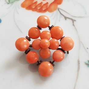Victoriansk broche med koral perler