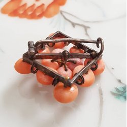 Victoriansk broche med koral perler