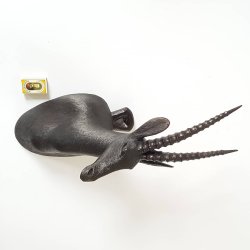 Antilope hoved udskret i tr (Ibenholt ?)