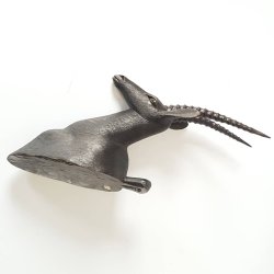 Antilope hoved udskret i tr (Ibenholt ?)