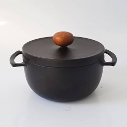 Retro gryde i st�bejern med h�ndtag i teak udf�rt hos Richard Nissen