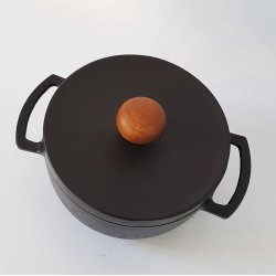 Retro gryde i st�bejern med h�ndtag i teak udf�rt hos Richard Nissen