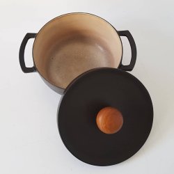 Retro gryde i st�bejern med h�ndtag i teak udf�rt hos Richard Nissen