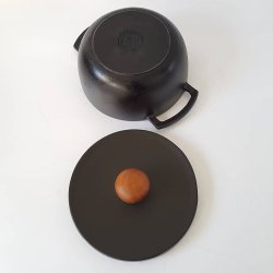Retro gryde i st�bejern med h�ndtag i teak udf�rt hos Richard Nissen