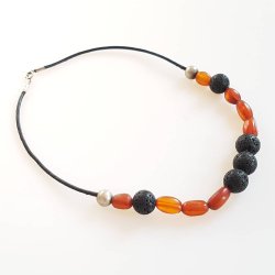 Retro halssmykke udfrt i rav, lava,ldersnor og slv