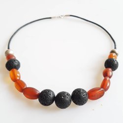 Retro halssmykke udfrt i rav, lava,ldersnor og slv