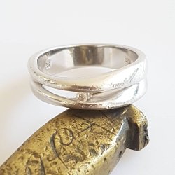 Robust retro ring i sterling slv med lille sten