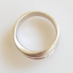 Robust retro ring i sterling slv med lille sten