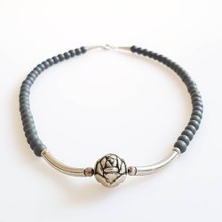 Halssmykke i slv og sten