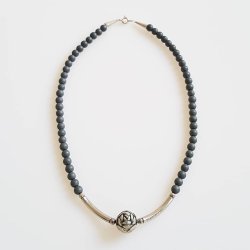 Halssmykke i slv og sten