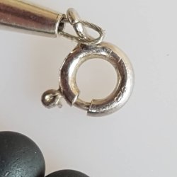 Halssmykke i slv og sten