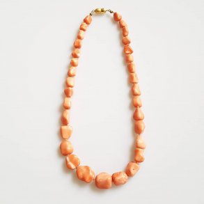 Vintage halssmykke udfrt i laksefarvet koral