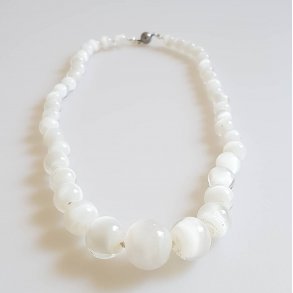 Vintage halssmykke i hvid kvarts/glad perler