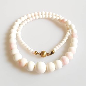 Vintage halskde i hvid koral prydet med 14 karat guld ls