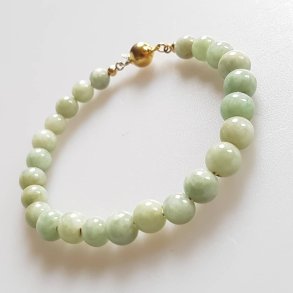 Armbnd udfrt i lysegrn jade med ls i forgyldt slv