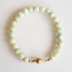 Armbnd udfrt i lysegrn jade med ls i forgyldt slv