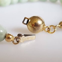 Armbnd udfrt i lysegrn jade med ls i forgyldt slv