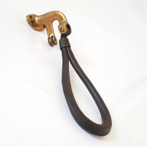 Hndtag i messing og lder fra en af de gamle sporvogne i Kbenhavn