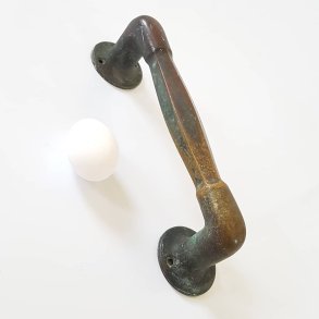 Gammel patineret greb / lang hndtag i stbt messing eller bronze