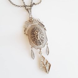 Antik medaljon i filigran slv med plads til billede p bagsiden