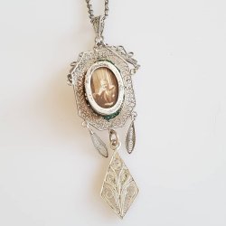 Antik medaljon i filigran slv med plads til billede p bagsiden