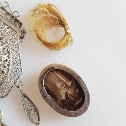 Antik medaljon i filigran slv med plads til billede p bagsiden