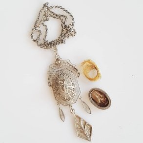 Antik medaljon i filigran slv med plads til billede p bagsiden