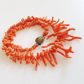 Vintage halskde i koral prydet med ls i messing