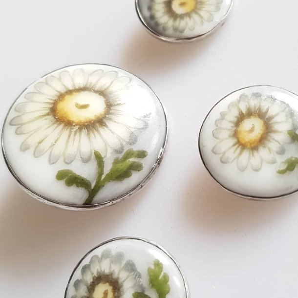 Sknvirke broche samt knapper fremstillet af slv og porceln