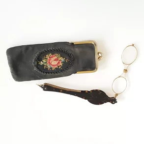 Antik stang lorgnet udfrt i skildpaddeskjold og forgyldt metal