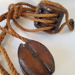 Antik tovvrk med 3 og 2 dobbelte trtaljer og esse smedet kroge