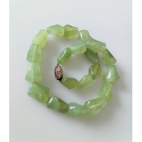 Vintage halskde i lysegrn jade med slv ls 