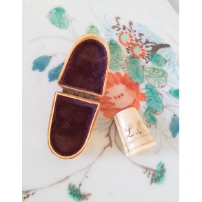 Victoriansk fingerbl udskret i ben 