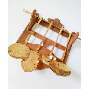 Vintage kkkenredskaber i messing med ophng udskret i tr