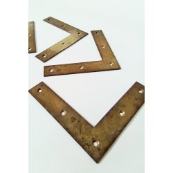 Gamle hjrnebnd i patineret messing 