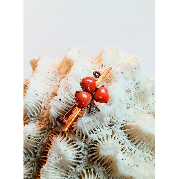 Victoriansk broche i forgyldt messing prydet med koral