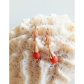 Vintage reringe i 18 karat guld med koral