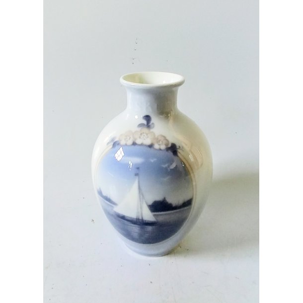 Royal Copenhagen No. 170 porceln vase 