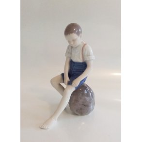 Bing & Gr�ndahl figur,  Dreng p� sten No. 1757