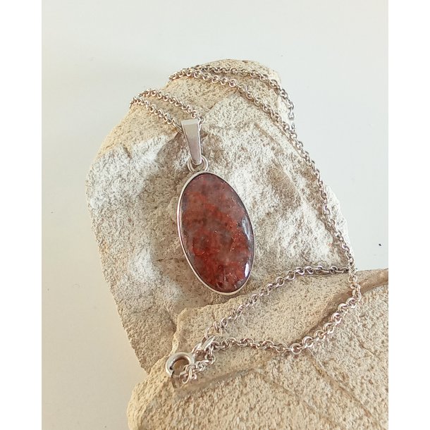 N.E From halsk�de med vedh�ng i s�lv med Bornholmsk granit 