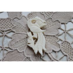 Broche udskret i ben