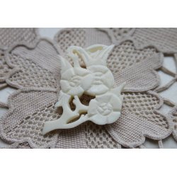 Broche udskret i ben