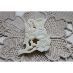 Broche udskret i ben