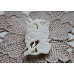 Broche udskret i ben